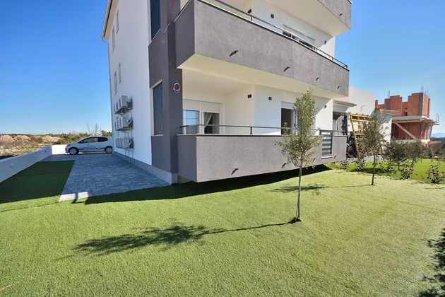 Vodice, byt so záhradou a výhľadom na more