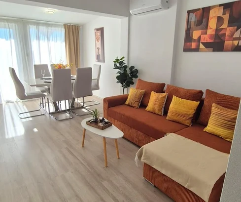 Istria, Novigrad – appartamento al piano terra ristrutturato in stile moderno con giardino, a 400 m dal mare