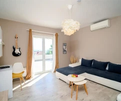 Ловран, двухкомнатная квартира с прекрасной террасой и видом на море, 60 м²