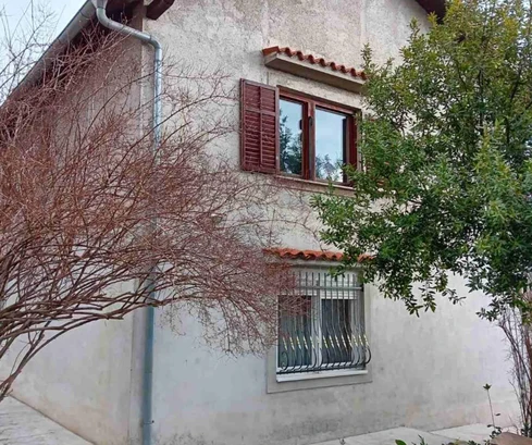 Kastav, maison avec jardin de 820 m², indépendante avec 3 appartements, trois pièces de 90 m²