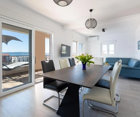 Priestranný dom s bazénom a terasou na predaj v Chorvátsku