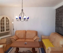 Dom na sprzedaż położony w pobliżu plaży w okolicach Szybenika w Chorwacji