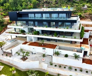 LUXUSNÝ PENTHOUSE S VÝHĽADOM NA MORE A STREŠNOU TERASOU S BAZÉNOM!