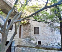 Tradizionale casa in pietra sul mare con cortile a Brac in vendita