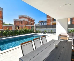 Discover a majestic semi-detached villa near Poreč: A stone's throw from the Adriatic Sea