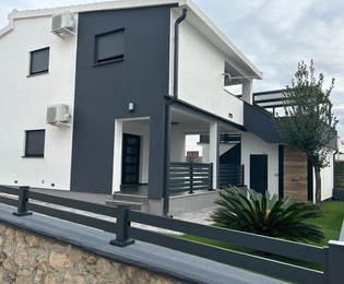 Casa ristrutturata a Vir in vendita a pochi passi dalla spiaggia in Croazia