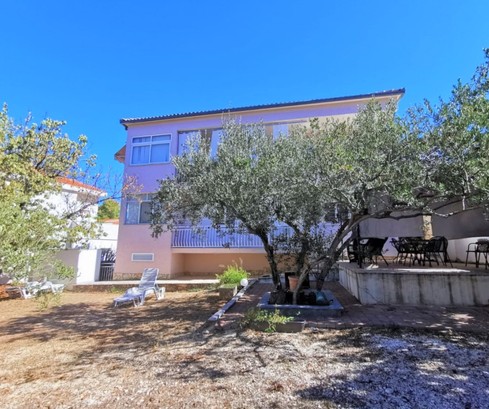 Großzügiges Haus auf Čiovo mit weitläufigem Innenbereich und Meeresnähe zu verkaufen