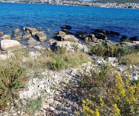 Čiovo, Bezirk G, Baugrundstück 1228 m2, ERSTE REIHE AM MEER!!!