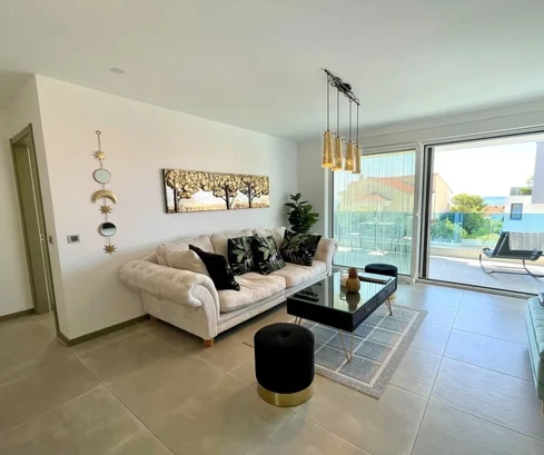 MODERN APARTMAN MEDENCÉVEL ÉS TENGERRE NÉZŐ KILÁTÁSSAL, VONZÓ HELYEN!