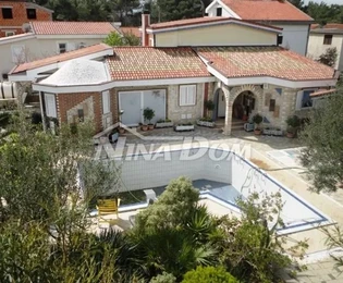 Lato sud dell'isola di Vir, proprietà rustica con piscina