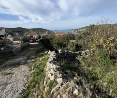 Trogir, Drvenik Veliki, terreno edificabile di 2391 m2, a 250 m dal mare