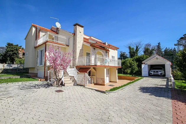 Prodej domu Kaštel Lukšić 320 m2