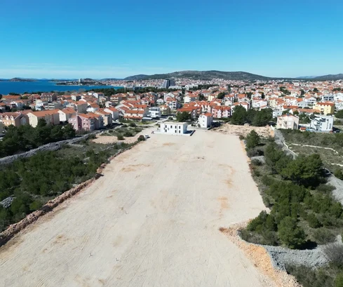 Srima, Vodice – Baugrundstück 710 m², 550 m vom Strand entfernt