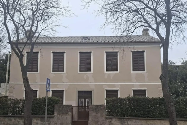 N. Vinodolski, freistehendes zweistöckiges Haus nur 100 m vom Meer entfernt mit einem 680 m² großen Grundstück
