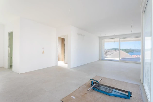 Großzügige Drei-Zimmer-Wohnung mit Meerblick zu verkaufen in Kroatien