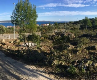 Pozemok na predaj v Radjevine - ideálny ako investícia 300 m od pláže