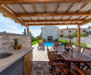 Kőből épült villa medencével eladó Porečben Horvátországban