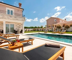 Istria, Debeljuhi – Attraente villa moderna con piscina e giardino curato in vendita