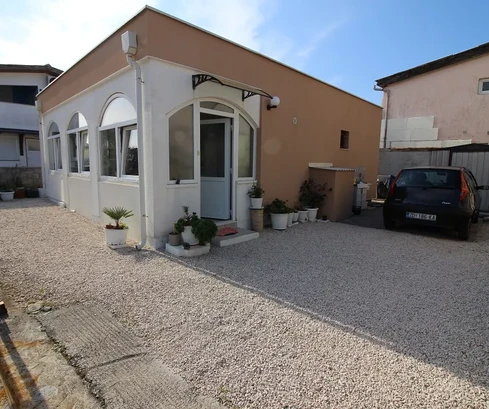 Detached bungalow with yard