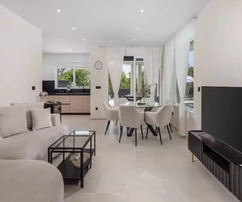 VILLA ATTRAYANTE AVEC PISCINE DANS UN ENDROIT CALME !