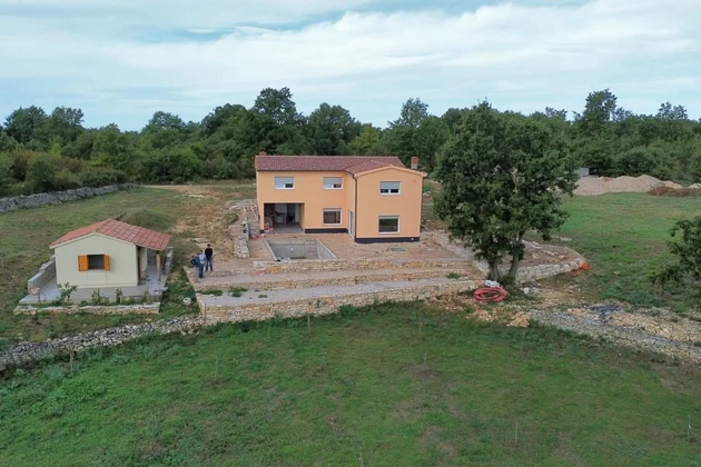 Dom z basenem na sprzedaż w Svetvinčenat w Chorwacji