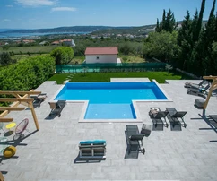 Maison au bord de la piscine disponible dans un quartier calme de Plano en Croatie