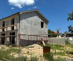VILLETTA BIFAMILIARE IN FASE DI GREZZO, IN ZONA TRANQUILLA!