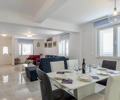 Trois maisons avec piscine à vendre à Brač en Croatie