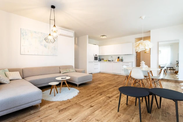 Betina, piękne trzypokojowe mieszkanie z basenem i widokiem na morze, 112,75 m²