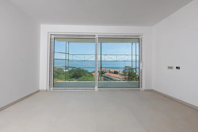 Île de Krk, Vrbnik, appartement dans un bien neuf avec jardin, piscine et vue sur la mer