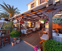 Šarmantná nehnuteľnosť pri mori s reštauráciou v Rogoznici