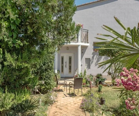 Edificio espacioso con varios apartamentos en venta en Pula, Croacia