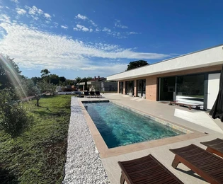 Moderna casa a un piano con piscina in vendita a Labin in Croazia