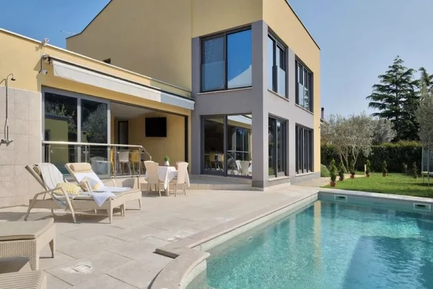 House near by sea in Pula