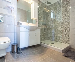 Kamienny dom z basenem na sprzedaż w Rogoznicy w Chorwacji