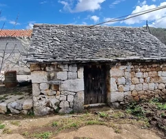 Blizna Gornja, 125 m2-es kis ház átalakításra, két melléképülettel