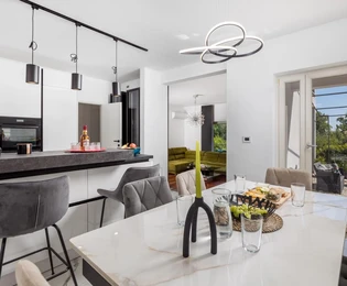 Zweifamilienhaus mit Pool in Rijeka zu verkaufen in Kroatien