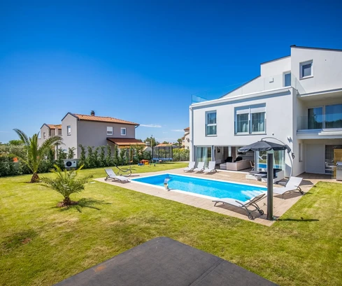 ELADÓ, MODERN VILLA, POREČ KÖZELÉBEN, CSENDES HELYEN