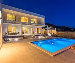 Lenyűgöző fehér villa Omis közelében