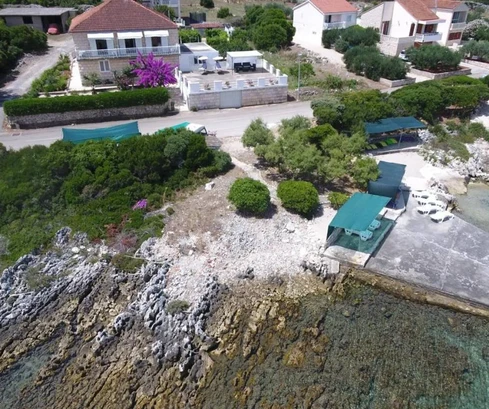 Tengerparti, medencés otthon eladó Korčulán, közvetlenül a vízparton Horvátországban