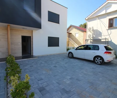 Villa con piscina, vicino alla spiaggia principale Jadro
