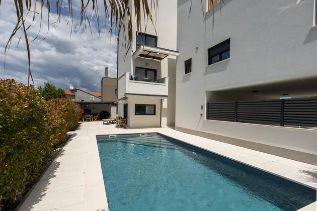 Istrie, Pula, appartement meublé avec piscine privée dans un immeuble neuf