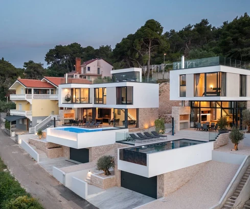 Villa de luxe avec piscine à vendre directement sur le front de mer en Croatie