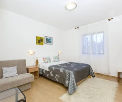 Edificio de apartamentos en venta en Supetar con vistas al mar en Croacia