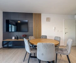 EXKLUZÍV APARTMAN MEDENCÉVEL ÉS TENGERRE NÉZŐ KILÁTÁSSAL, 200 M-RE A PARTTÓL!