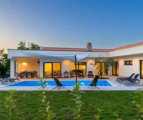 Casa de una sola planta con piscina en venta en Istria, Croacia