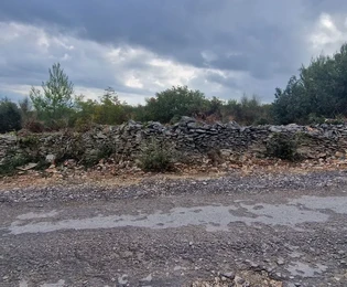 Трогир, Пляно, сельскохозяйственный участок 3296 м2, вид на море, дорога