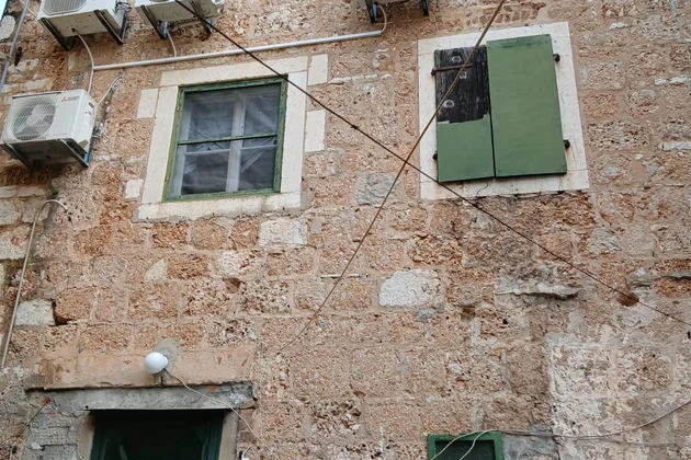 Vis, Komiža, maison en pierre avec appartements