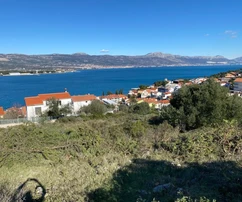 Trogir, Mastrnika, terrain constructible 3356 m2, vue sur la mer