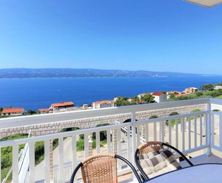 Spaziosa casa Omis con vista sul mare e unità multiple